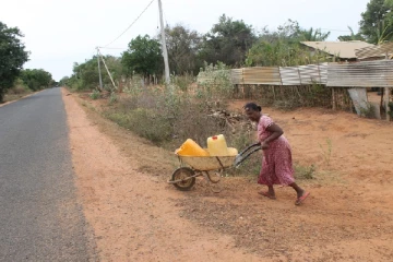 குடிநீர் பிரச்சினையால் அவதியுறும் முல்லைத்தீவு மக்கள்(Photo)