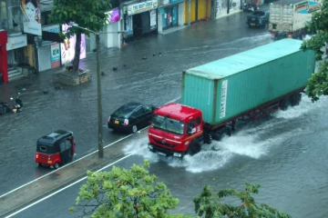 மழை வெள்ளத்தில் மூழ்கிய கொழும்பின் சில பகுதிகள்