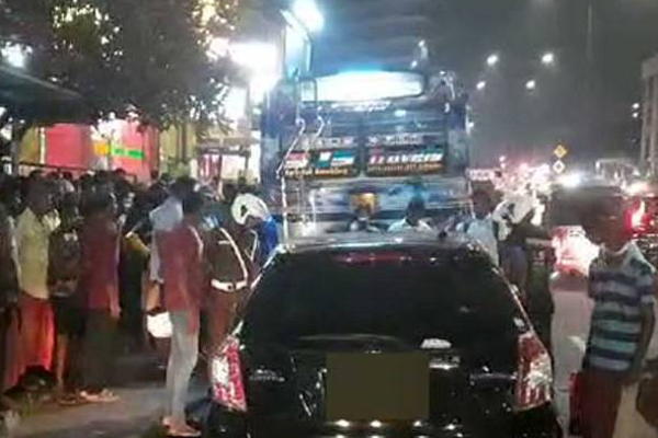 கொழும்பில் பயங்கர சம்பவம்... 4 வாகனங்கள் ஒன்றுடன் ஒன்று மோதி விபத்து! | 4 Vehicles Accident In Borella Colombo