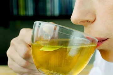 க்ரின் டீ அதிகமாக குடிப்பவரா? ஜாக்கிரதை! பக்க விளைவுகள் பாடாய்படுத்துமாம்