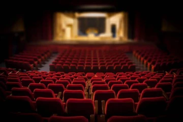 இனி 16 வயதுக்குட்பட்ட சிறுவர்களுக்கு தியேட்டருக்குள் கட்டுப்பாடுகள் - நீதிமன்றம்