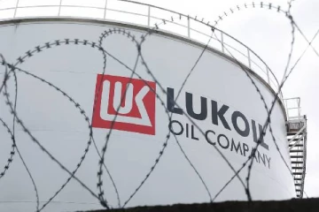 ட்ரம்ப் அளித்த நெருக்கடி... சொத்துக்களை விற்கத் தொடங்கிய ரஷ்ய எண்ணெய் நிறுவனம்