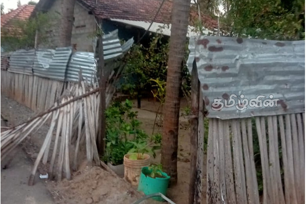 திட்டமிட்டு இலஞ்ச ஊழல் ஆணைக்குழுவால் கைது செய்யப்பட்ட கிராம அலுவலர்: பொதுமக்கள் கண்டனம் (Photos) | Bribery Commission Arrested By Thalaimannar