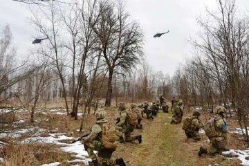 உக்ரைன் எல்லையில் போர் விமானங்களை குவிக்கும் ரஷியா;  உலகநாடுகள் பதற்றம்