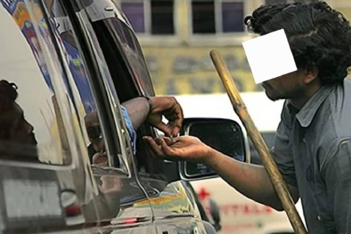 யாழில் சுற்றுலா பயணிகளுக்கு இடையூறாக யாசகம் செய்தோரை அகற்றிய பொலிசார் | Police Remove Beggars Who Harass Tourists Jaffna யாழில் சுற்றுலா பயணிகளுக்கு இடையூறாக யாசகம் செய்தோரை அகற்றிய பொலிசார் | Police Remove Beggars Who Harass Tourists Jaffna