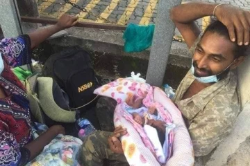 இலங்கையில் வறுமையின் கோரப்பிடியால் பிறந்த குழந்தையுடன்  வீதிக்கு வந்த பேரவலம்