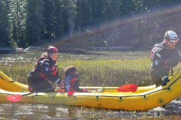 அமெரிக்காவில் ஆபத்தான மலைப்பகுதியில் தனியாக சிக்கிக்கொண்ட 10 வயது ஆசிய சிறுமி