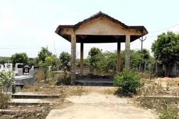 சுடுகாட்டில் நூற்றுக்கணக்கான மூட்டைகள் அடுக்கிவைக்கப்பட்டதால் குழம்பிய கிராம மக்கள்! திறந்த போது ட்விஸ்ட்