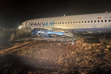 ஓடுபாதையில் விபத்துக்குள்ளான பயணிகள் விமானம்... 11 பேருக்கு நேர்ந்த நிலை!