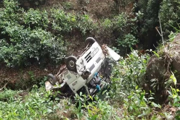 பள்ளத்தில் கவிழ்ந்த லொறி; கர்ப்பிணி பெண் காயம்