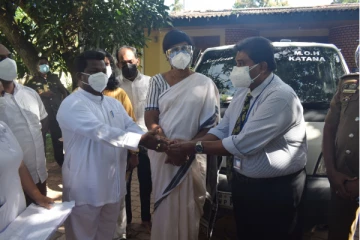 රෝගීන් ප්‍රවාහනයට වෑන් රථයක් ...