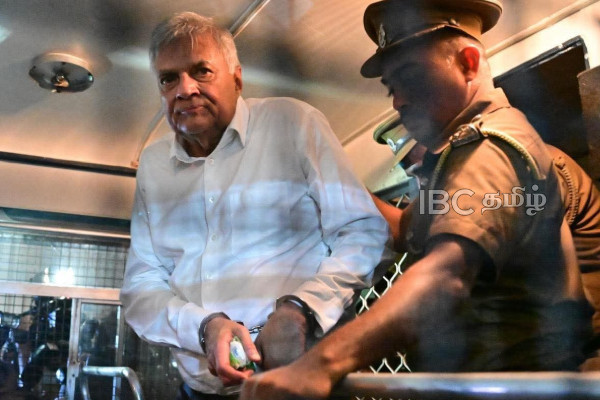 கை விலங்குடன் வெலிக்கடை சிறைச்சாலைக்கு அழைத்துச் செல்லப்பட்ட ரணில் | Ranil Taken To Prison Bus In Handcuffs