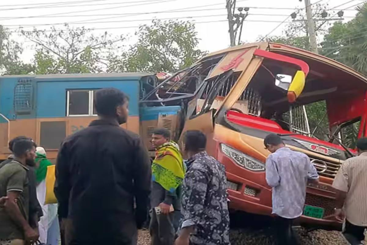 பேருந்து மீது ரயில் மோதி விபத்து - 12 பேர் உயிரிழப்பு | 12 Dies In Bangladesh Train Hit Bus Level Crossing