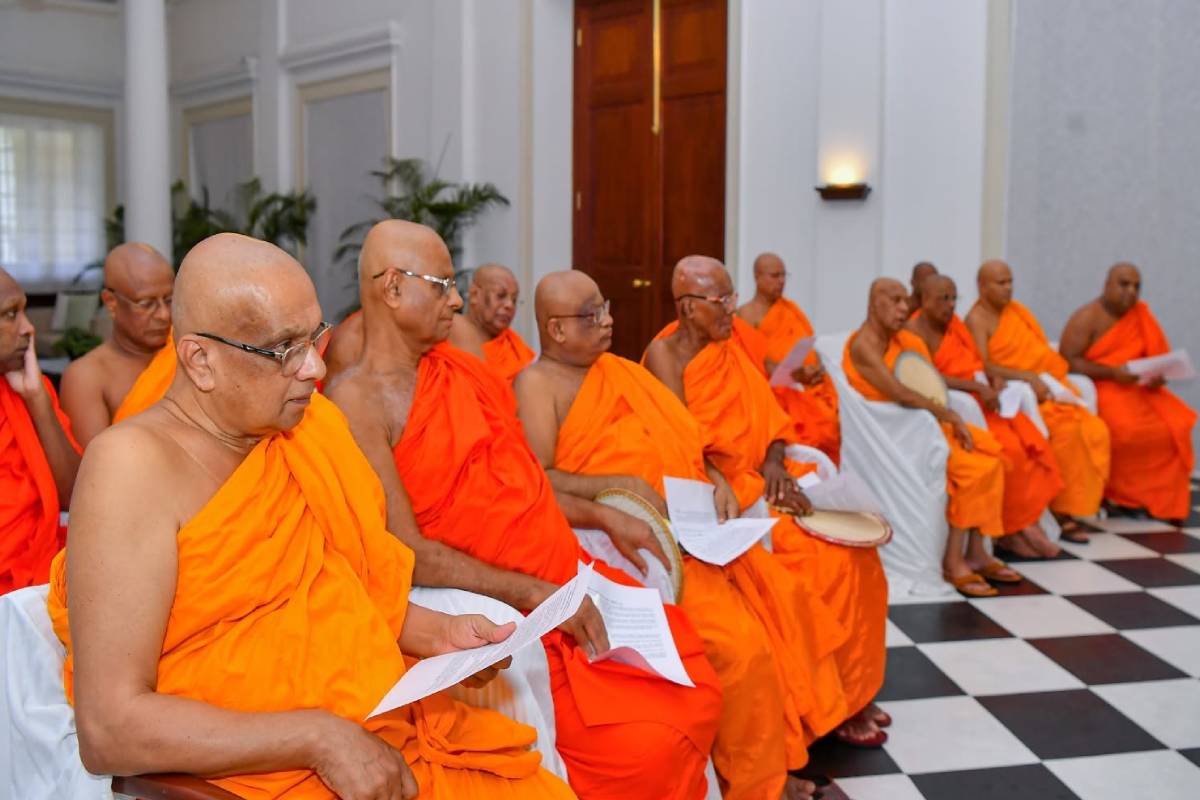 தேரர்களுக்கான தனிச்சட்டம் இதுவரை இல்லை..! அவசரக் குழுவை நியமித்த ஜனாதிபதி | Amendment To The Laws Concerning Buddhist Monks தேரர்களுக்கான தனிச்சட்டம் இதுவரை இல்லை..! அவசரக் குழுவை நியமித்த ஜனாதிபதி | Amendment To The Laws Concerning Buddhist Monks