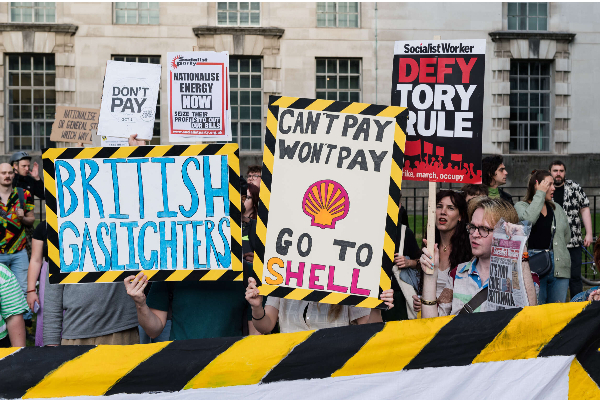 உறை பனி உயிரிழப்பை தடுக்க பிரித்தானியாவில் பாரிய ஆர்ப்பாட்டம் | Crisis Of Fuel Poverty Uk Protest People