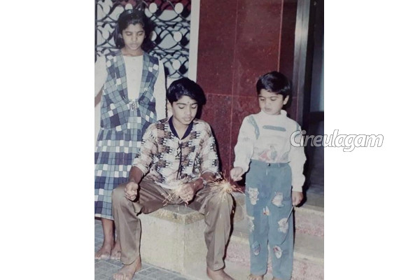 STR சிறுவயதில் தனது தம்பி, தங்கையுடன் இணைந்து தீபாவளி கொண்டாடிய இந்த போட்டோவை பார்த்துள்ளீர்களா? | Simbu Childhodd Photo With Brother And Sister