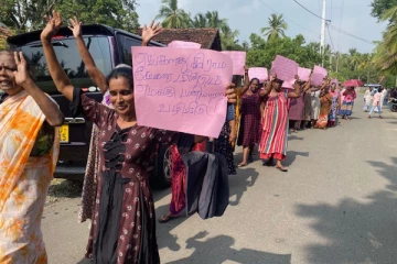 மட்டக்களப்பில் கிராம சேவகரின் இடமாற்றத்தை இரத்து செய்யக்கோரி போராட்டம் (photos)