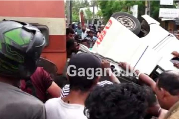 බිහිසුණු අනතුරෙන් වෑන් රථයේ සිරවී සිටි තරුණිය බේරා ගැනේ (VIDEO)