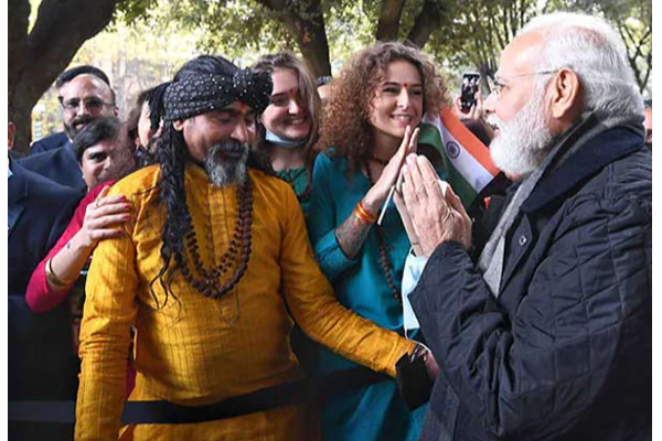 இத்தாலியில் ‘பக்தி பாடல்கள்’ பாடி பிரதமர் மோடியை வரவேற்ற இந்திய வம்சாவளியினர் | India World Modi Meeting