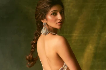 சேலையில் செம கிளாமர் போஸ் கொடுத்த இளம் நடிகை ஸ்ரீலீலா