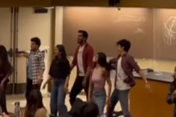 இந்திய மாணவர்கள் திடீரென வகுப்பறையில் செய்த செயல்: ஒரு வைரல் வீடியோ