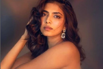 முகழ் சுளிக்க வைக்கும் போஸ்!  எல்லைமீறி நடிகை மாளவிகா மோகனன் வெளியிட்ட புகைப்படங்கள்..