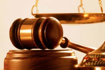 අධිකරණයේ නොමනා ක්‍රියාවක්  කළ පොලිස් නිලධාරියා