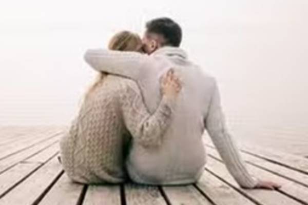 கசந்த கணவர், 2 மகன்கள் - தன்னை விட 24 வயது இளைய நபருடன் சென்ற தாய்! | Woman Married A Guy Who Is 18 Years Younger Than