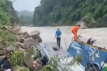 ஆற்றில் கவிழ்ந்த பேருந்து - இந்தியர்கள் பலி எண்ணிக்கை 27 ஆக உயர்வு!