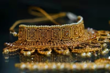 தொடர் சரிவில் திடீரென இறங்கிய தங்கம் விலை - எவ்வளவு தெரியுமா?