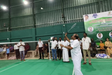 இறகுப்பந்து போட்டி - துவங்கி வைத்து உற்சாகமாக விளையாடிய அமைச்சர் கே.ஆர்.பெரிய கருப்பன்