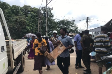 வவுனியாவில் அதிரடியில் இறங்கிய நகரசபை; ஆக்கிரமிப்பு கடைகள் அகற்றம்!