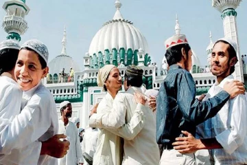 பக்ரீத் கொண்டாட்டம் : தமிழகத்தில் பல்வேறு இடங்களில் இஸ்லாமியர்கள் சிறப்பு தொழுகை