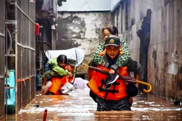 சீனாவை மிரளவைத்த கனமழை: ஒரே நாளில் 15 பேர் பலி