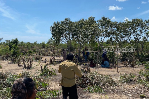 மட்டக்களப்பு பகுதியில் பொலிஸாருக்கும் பொதுமக்களுக்கும் இடையில் முறுகல் நிலை (Video) | Clash Between Police And Public In Chaukkadi Area