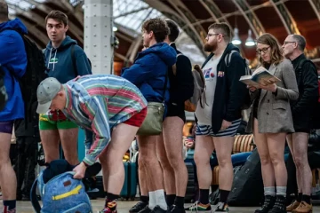 பேண்ட்டை கழற்றி விட்டு ஜட்டியுடன் ஆயிரக்கணக்கானோர் ரெயில் பயணம்!