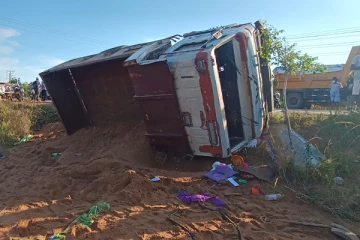 கிளிநொச்சியில் டிப்பர் வாகனமொன்று தடம்புரண்டு விபத்து - 7 பேர் படுகாயம்