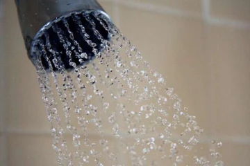 கனடாவில் குளித்துக்கொண்டிருந்த நபரை கைது செய்த பொலிஸார்! நடந்தது என்ன?