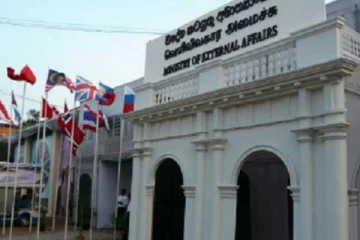 அரசின் மீது கடும் அதிருப்தி - அதிகாலை ஒரு மணி முதல்  நீண்ட வரிசையில் காத்திருக்கும் மக்கள்