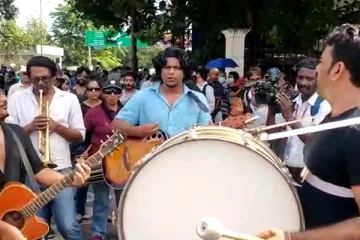 கொழும்பில் இசைக்கருவிகளுடன் பாடல் இசைத்தப்படி ஆரம்பிக்கப்பட்டுள்ள மாபெரும் பேரணி (Live)