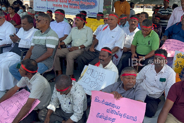 மன்னாரில் வலுக்கும் காற்றாலைக்கு எதிரான போராட்டம்! | Protesters Wearing Red Headbands Mannar