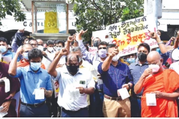 සියලුම ගුරු-විදුහල්පතිවරු හදිසියේ ගත් තීරණය මෙන්න. .