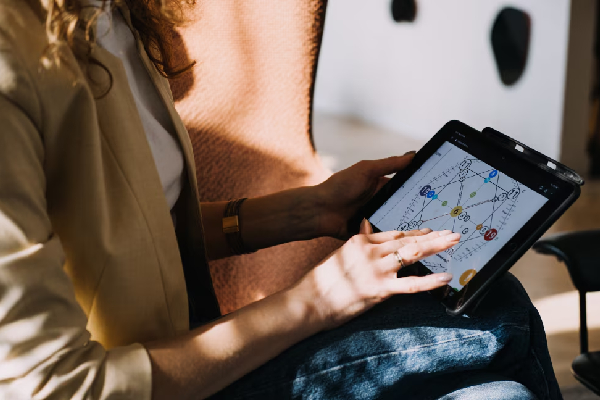 இந்த 4 எழுத்துக்களில் உங்க பெயர் தொடங்குகிறதா? அப்போ கோடீஸ்வரர்தான்.. | Name Starts With These Letters Millionaires