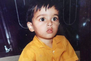 கியூட்டாக இருக்கும் இந்த சிறுவன் யார் தெரியுமா? தற்போது இவர் பிரபல நடிகர்!