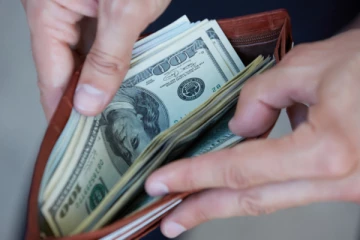 இந்த 4 ராசிக்காரங்க கையில பணம் அடுக்கடுக்கா சேருமாம்...யார் உங்களில் கோடீஸ்வரராவது?