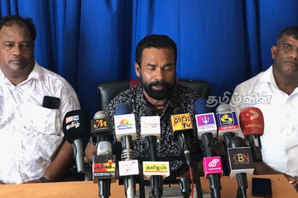 டக்ளஸை தேடிச்சென்று சந்தித்த சி.வி.கே. சிவஞானம்: எழுந்துள்ள விமர்சனத்திற்கு கண்டனம் | Douglas Sivagnanam Meeting Problems Members டக்ளஸை தேடிச்சென்று சந்தித்த சி.வி.கே. சிவஞானம்: எழுந்துள்ள விமர்சனத்திற்கு கண்டனம் | Douglas Sivagnanam Meeting Problems Members