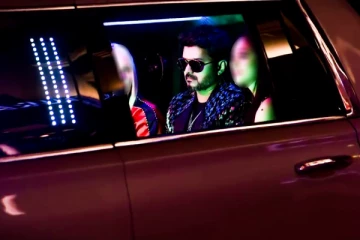 இரண்டு நடிகைகளை காரில் கூட்டி சென்ற விஜய்.. என்ன தளபதி இதெல்லாம்