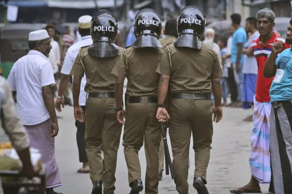 இலஞ்சம் பெற்ற குற்றச்சாட்டில் இரு பொலிஸ் அதிகாரிகள் கைது | Two Police Arrested On Charges Of Accepting Bribes