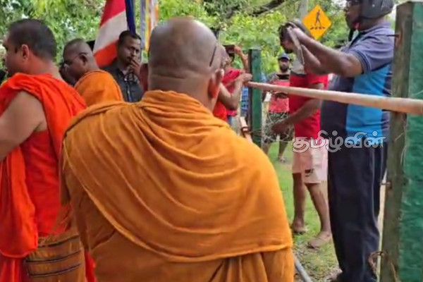 மீண்டும் திருமலையில் பதற்றம்! பொலிஸ் பாதுகாப்போடு அதே இடத்தில் வைக்கப்பட்டுள்ள புத்தர் சிலை | Trincomalee Buddhist Statue Issue மீண்டும் திருமலையில் பதற்றம்! பொலிஸ் பாதுகாப்போடு அதே இடத்தில் வைக்கப்பட்டுள்ள புத்தர் சிலை | Trincomalee Buddhist Statue Issue