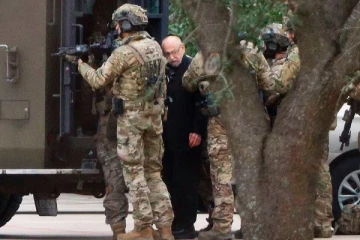 அமெரிக்காவில் சிறைபிடிக்கப்பட்ட யூத மக்கள்;  பிரிட்டனில் இரு   இளைஞர்கள் கைது!